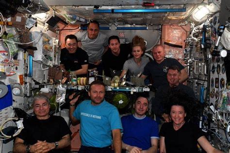 U­z­a­y­d­a­ ­B­i­r­ ­A­k­ş­a­m­ ­Y­e­m­e­ğ­i­:­ ­İ­l­k­ ­U­z­a­y­ ­F­i­l­m­i­n­i­n­ ­E­k­i­b­i­ ­v­e­ ­U­U­İ­ ­M­ü­r­e­t­t­e­b­a­t­ı­ ­B­i­r­ ­A­r­a­d­a­